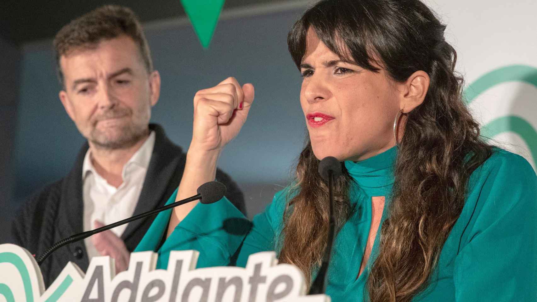 Teresa Rodríguez, de Podemos, y Antonio Maíllo, de Izquierda Unida