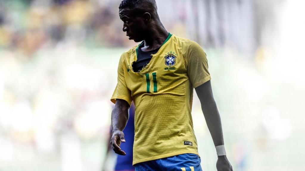 Le rompen la camiseta a Vinicius con Brasil Sub20. Foto: Twitter (@vini11Oficial)