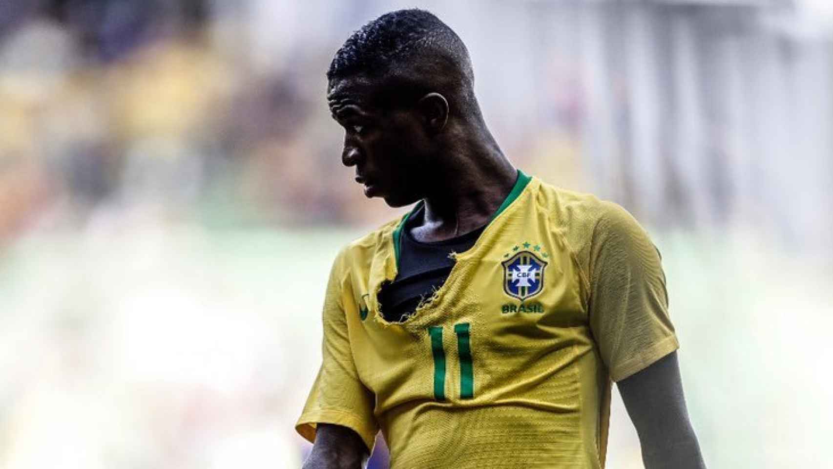 Le rompen la camiseta a Vinicius con Brasil Sub20. Foto: Twitter (@vini11Oficial)