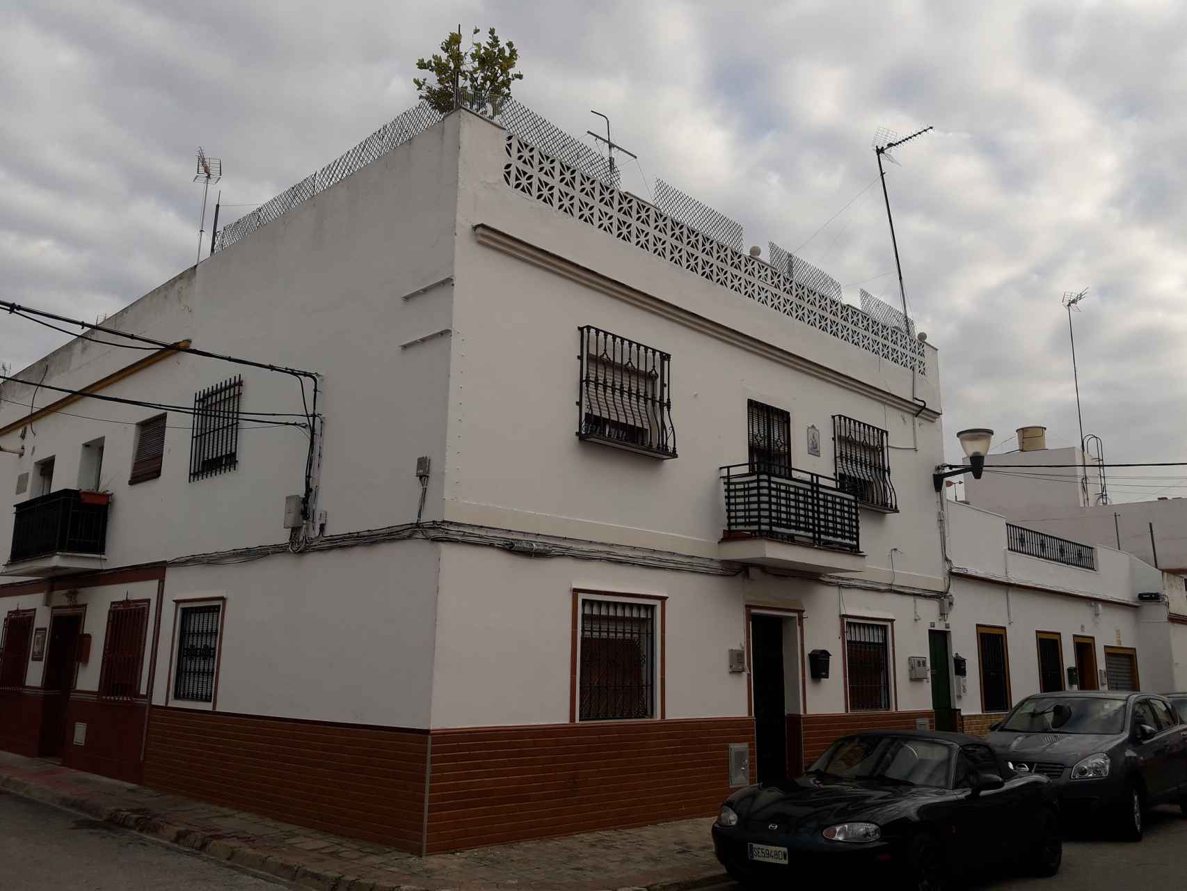 La casa donde ocurrió el matricidio, en Alcalá de Guadaíra (Sevilla). Henry vivía solo con su hermano en la planta baja.