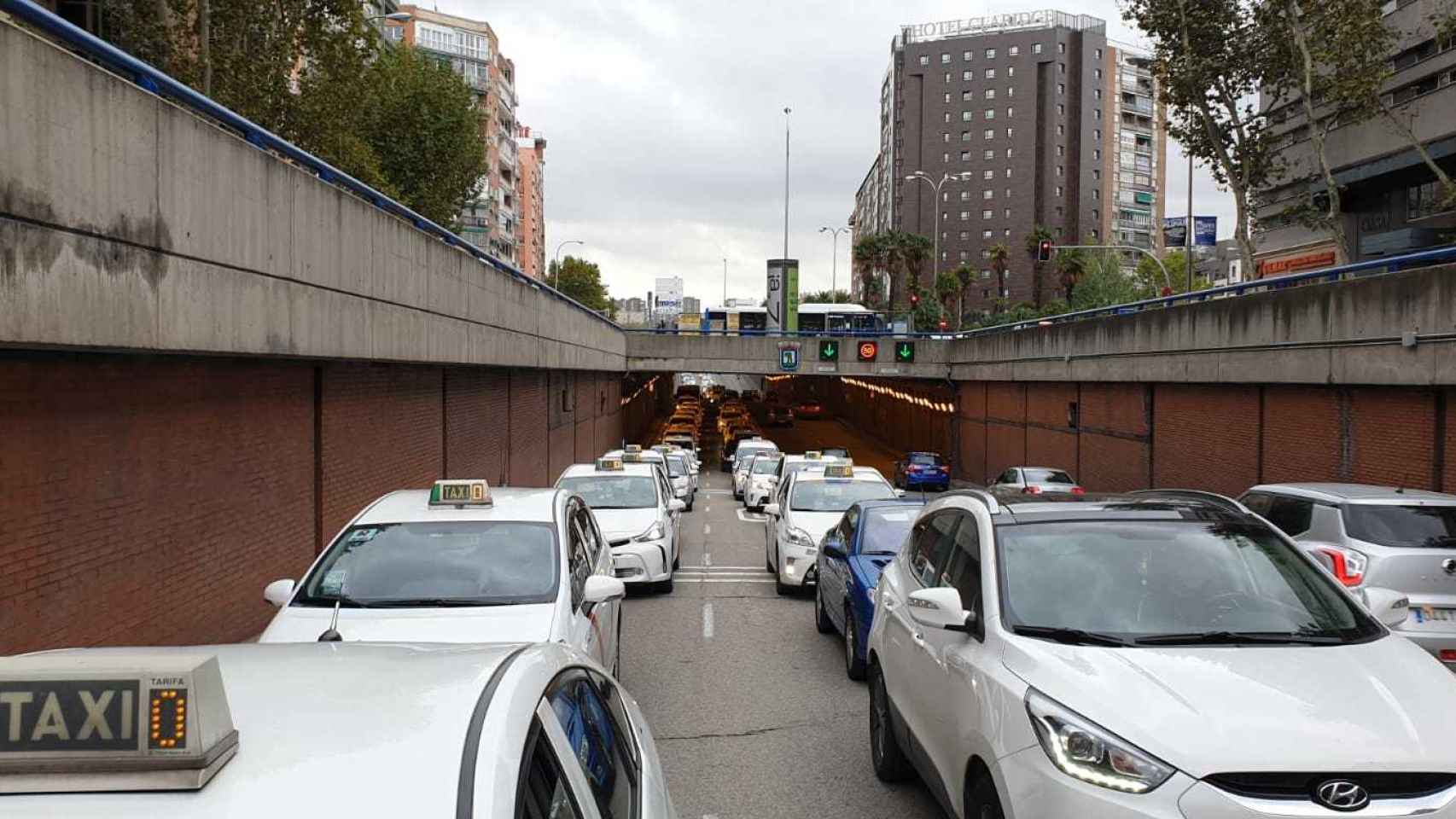 Imagen de uno de los tapones realizados por los taxistas en Madrid.