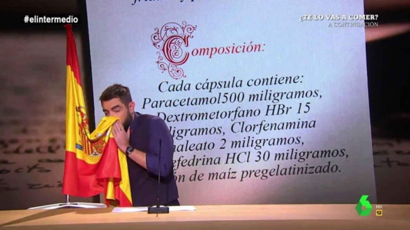 Imagen del polémico sketch de Dani Mateo en El Intermedio en el que se suena con la bandera española.