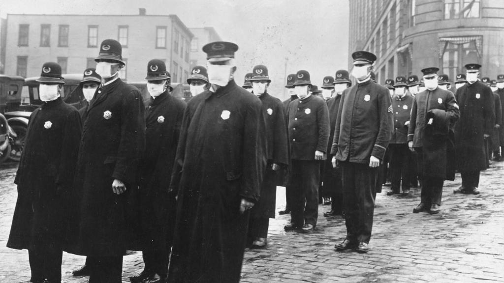 Agentes de Seattle con mascarillas protectoras.