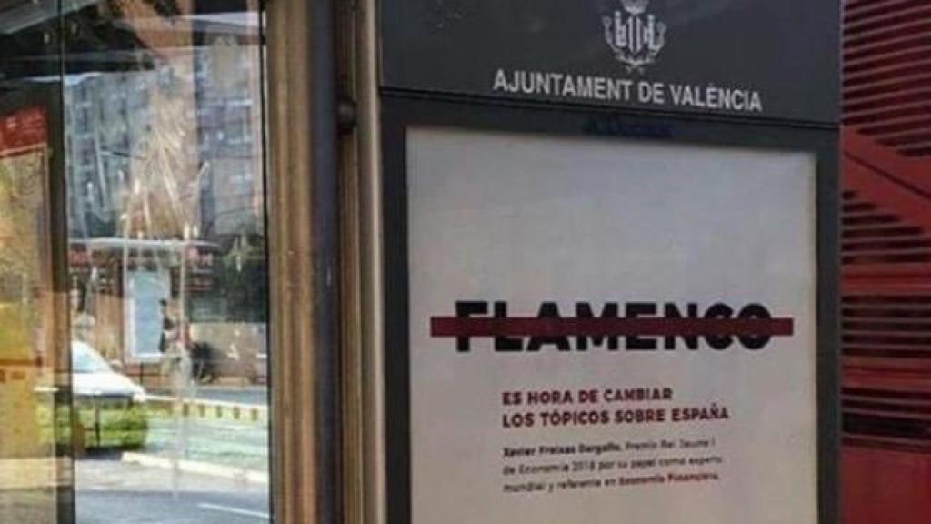 Una marquesina en Valencia con un cartel de la polémica campaña.