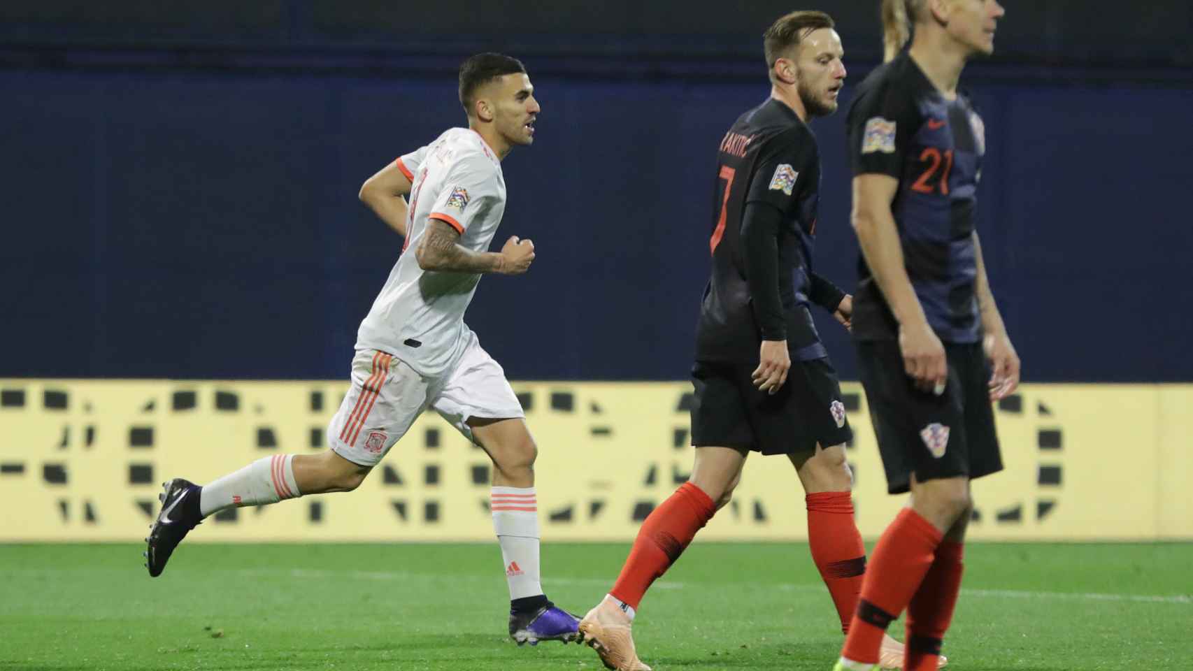 Ceballos celebra un gol con la Selección contra Croacia