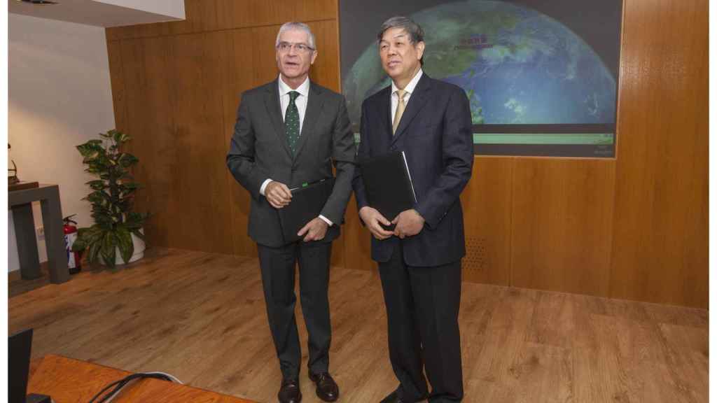 Isaías Táboas, presidente de Renfe junto con  el presidente de la empresa estatal China Railway Corporation, Lu Dongfu.