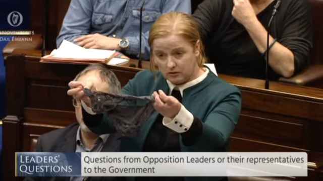 La parlamentaria Ruth Coppinger se sacó un tanga de encaje de la manga en protesta por lo que ocurrió en el juicio.