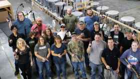 Los empleados 'felices' con el arsenal de armas que les han regalado sus jefes