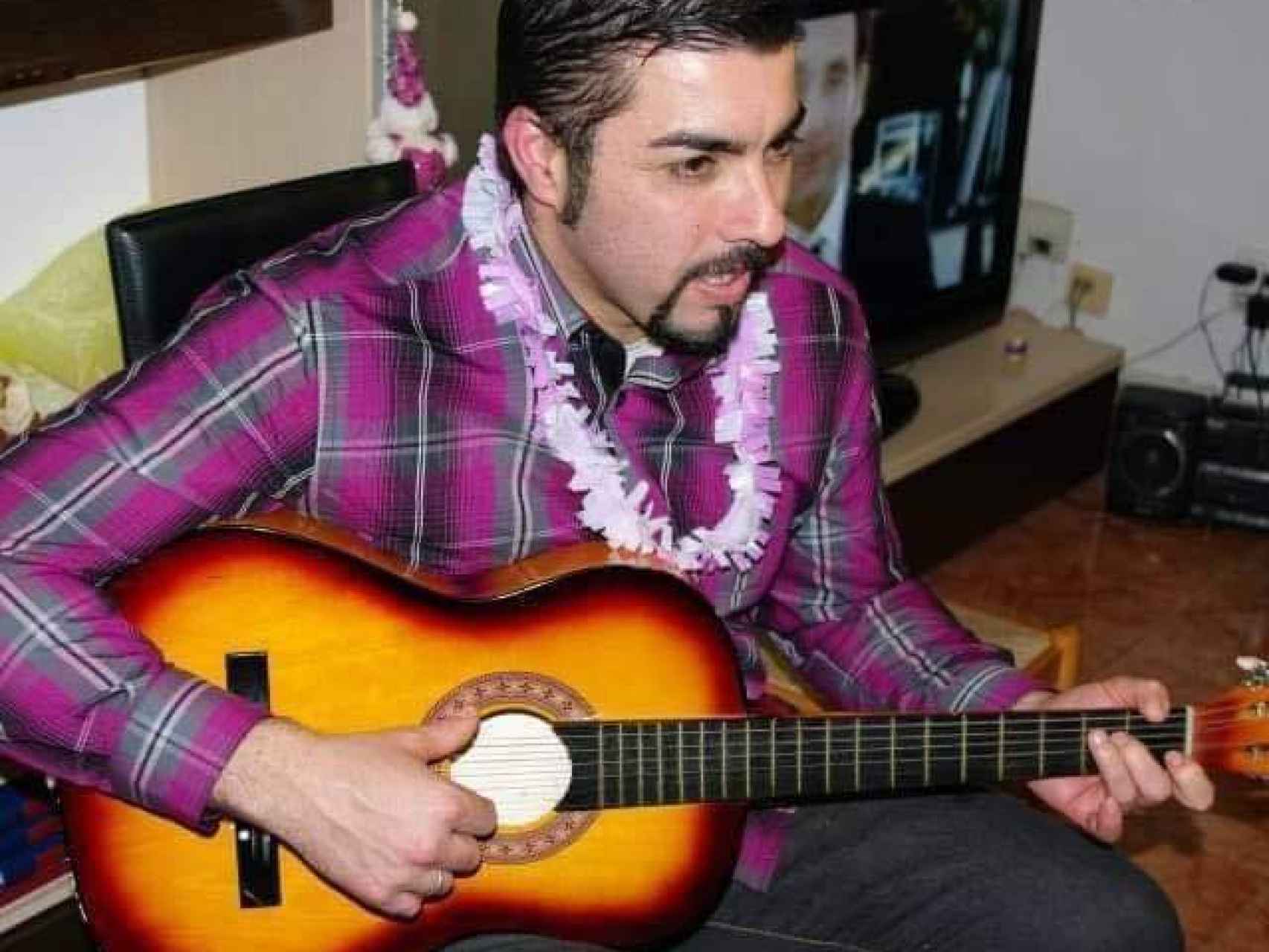 El presunto asesino de Sacramento, tocando la guitarra
