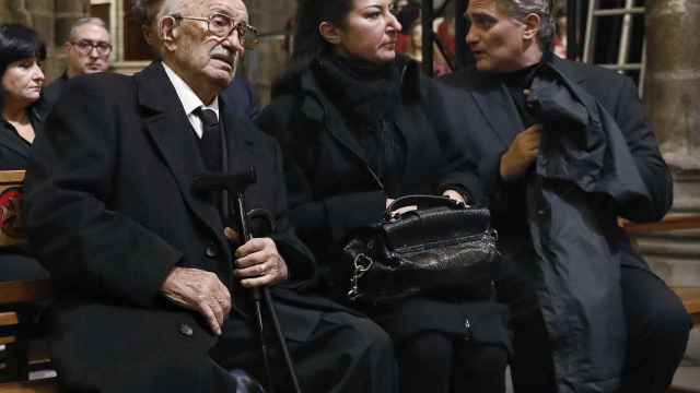 El marido de Montserrat Caballé, Bernabé Martí, acompañado de su hija, Montserrat Martí, en la misa funeral