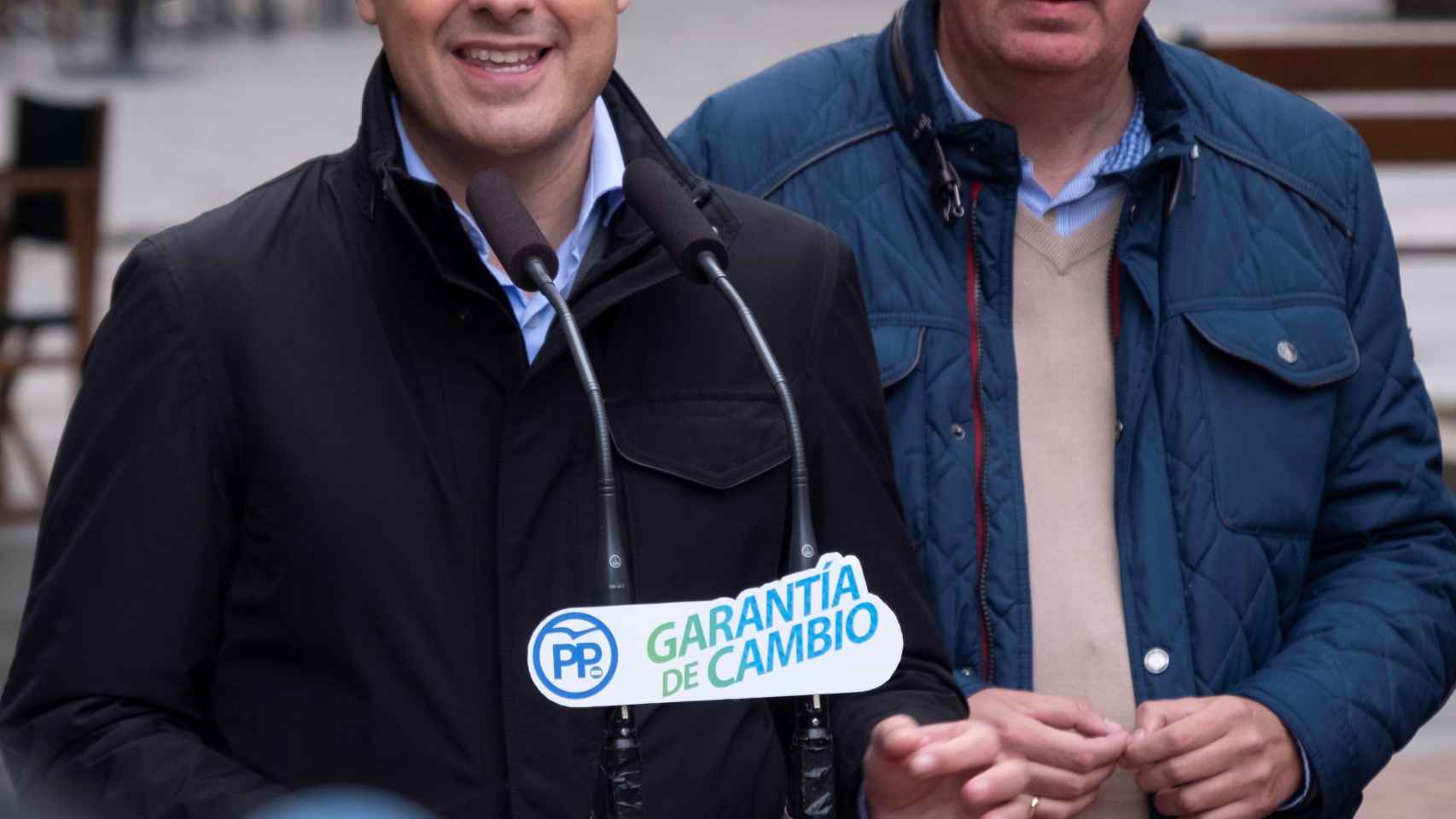 Juanma Moreno acompañado del presidente del PP en Huelva, Manuel Andrés González.