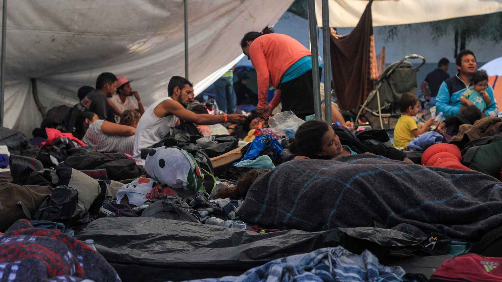 Integrantes de la caravana de migrantes centroamericanos descansan en el polideportivo Benito Juárez, en Tijuana (México).