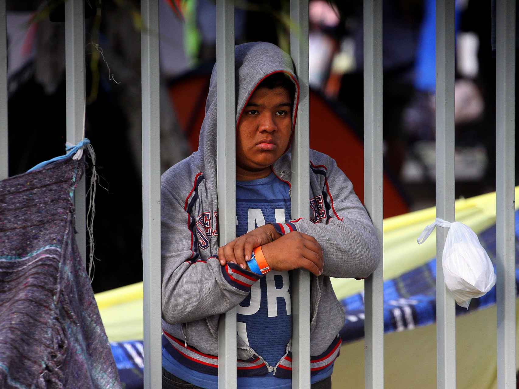 Un joven inmigrante, en un centro habilitado para ellos en Tijuana.
