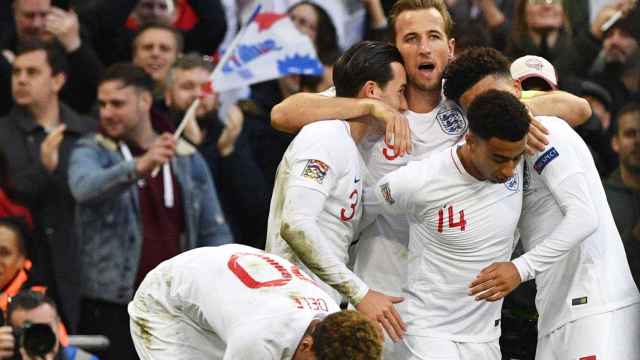 La selección inglesa celebra la victoria ante Croacia.