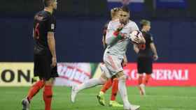 Sergio Ramos celebra un gol con la Selección ante un abatido Lovren