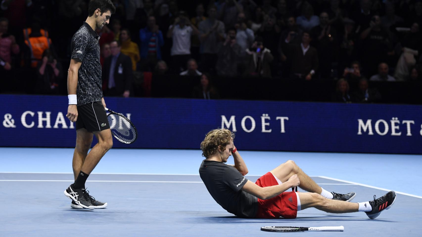 Novak Djokovic acude a felicitar a Alexander Zverev tras la final del Torneo de Maestros
