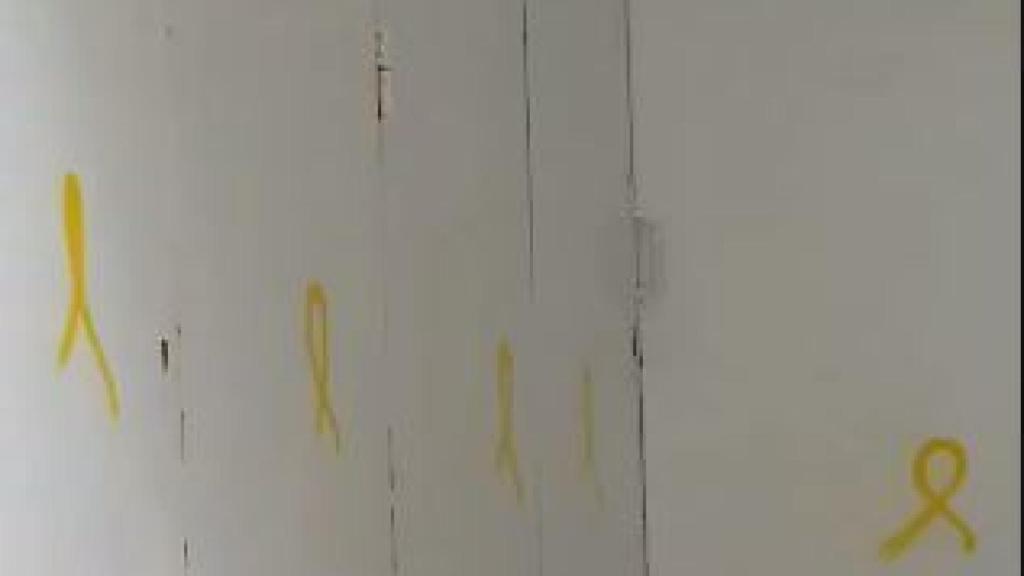 El garaje de Albiol pintado con lazos amarillos