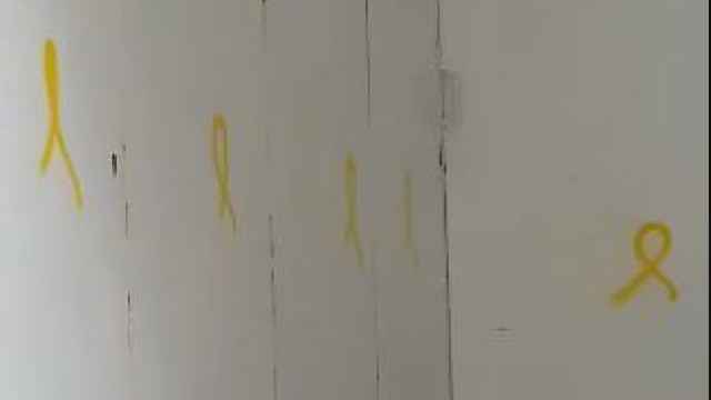 El garaje de Albiol pintado con lazos amarillos