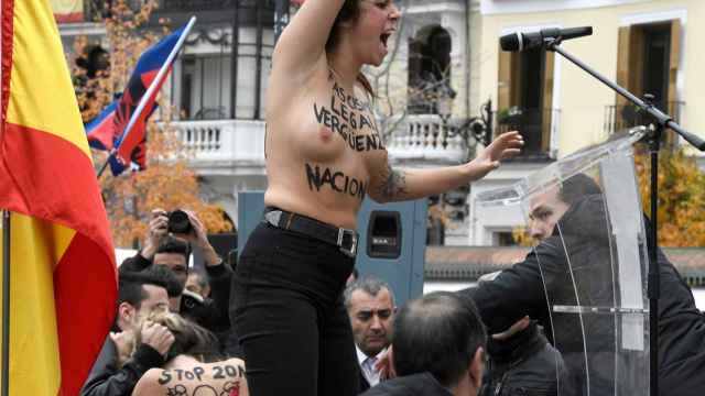 Activistas de Femen irrumpen en un acto franquista