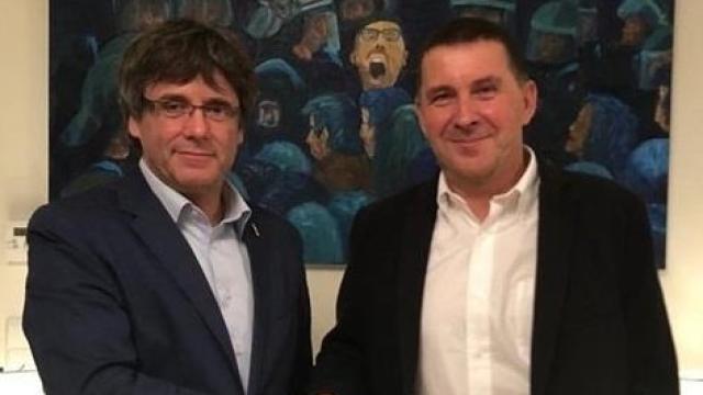 Carles Puigdemont junto a Arnaldo Otegi en uno de sus encuentros.