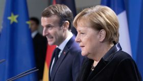 Angela Merkel y Emmanuel Macron atienden a la prensa durante la cumbre bilateral de Berlín.