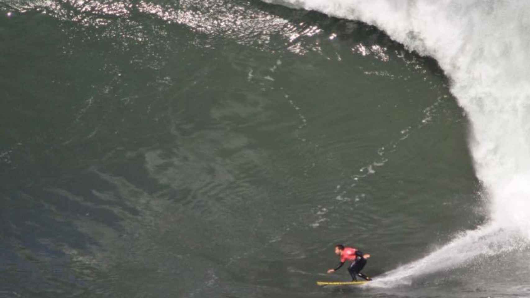 Un surfista en una ola. Foto: Facebook Federación Guipuzcoana de Surf