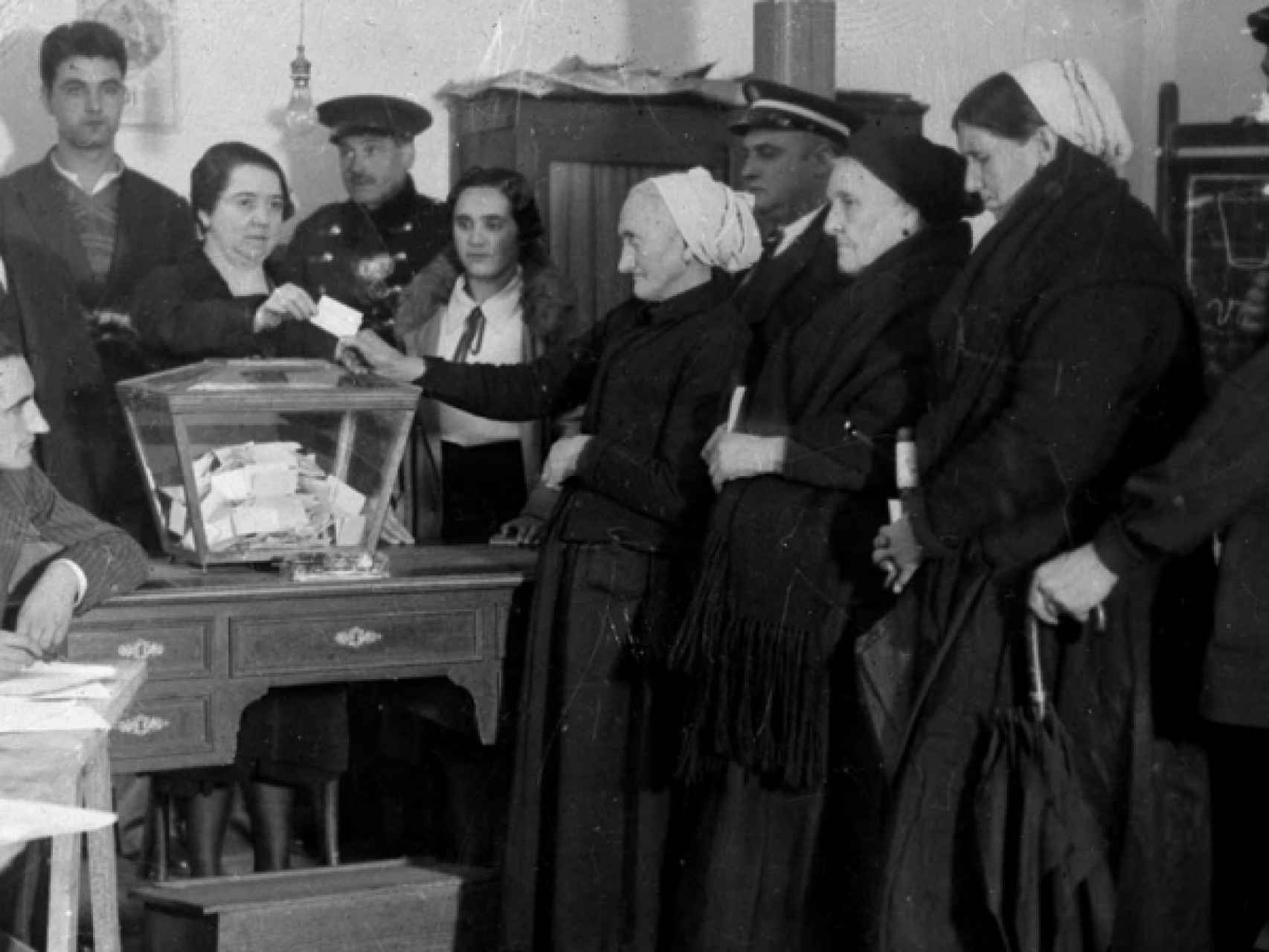 Mujeres votando en las elecciones generales de 1933.