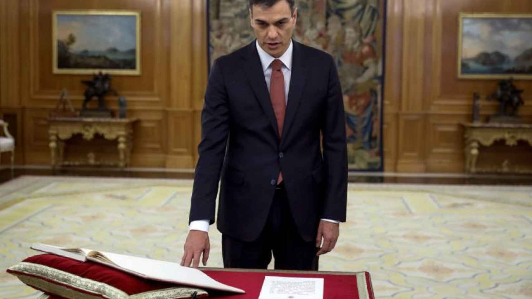 Pedro Sánchez promete su cargo de presidente del Gobierno sobre la Constitución.