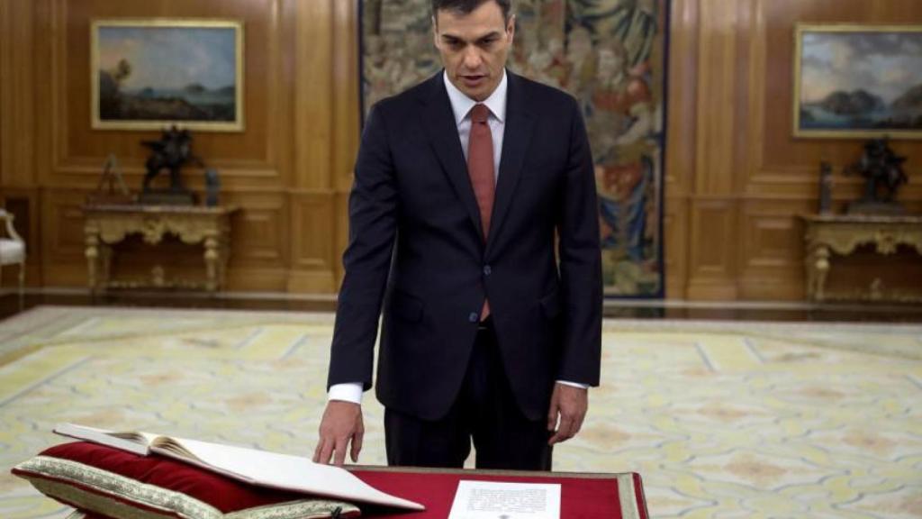 Pedro Sánchez promete su cargo de presidente del Gobierno sobre la Constitución.
