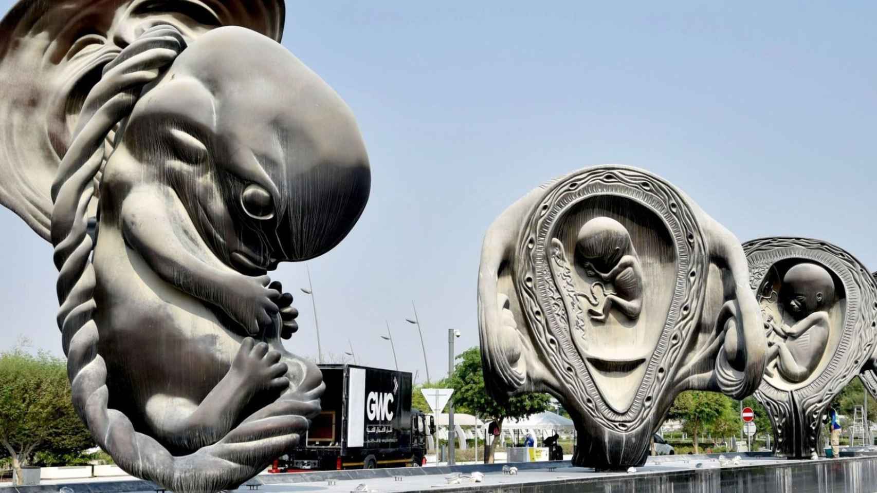Imagen de varias de las 14 esculturas gigantes de Hirst.