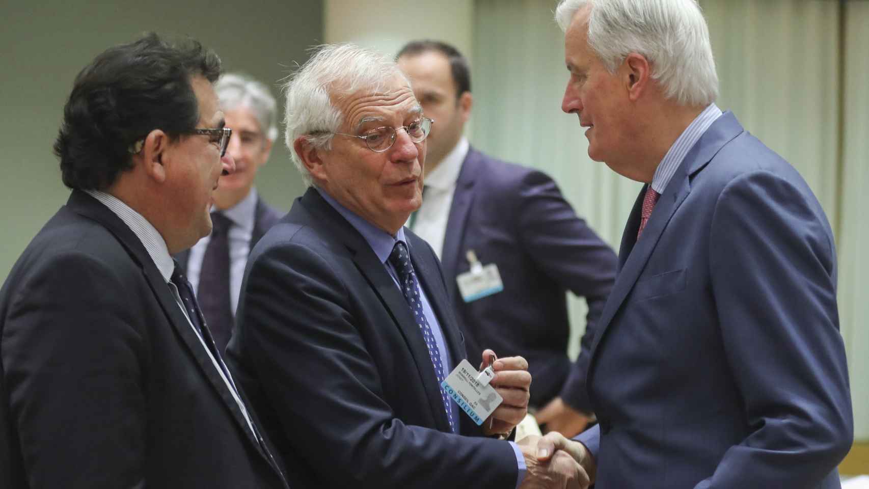 Borrell saluda al negociador de la UE, Michel Barnier