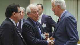 Borrell saluda al negociador de la UE, Michel Barnier