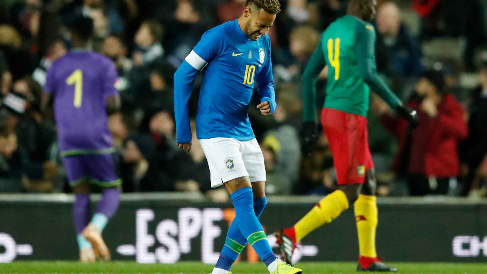 Neymar se duele ante Camerún