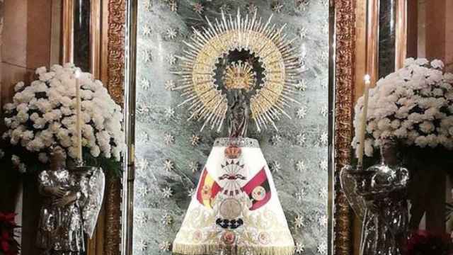 La Virgen del Pilar con el manto con la enseña de la Falange