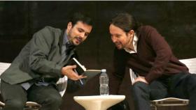 Alberto Garzón, coordinador de IU, y Pablo Iglesias, secretario general de Podemos.