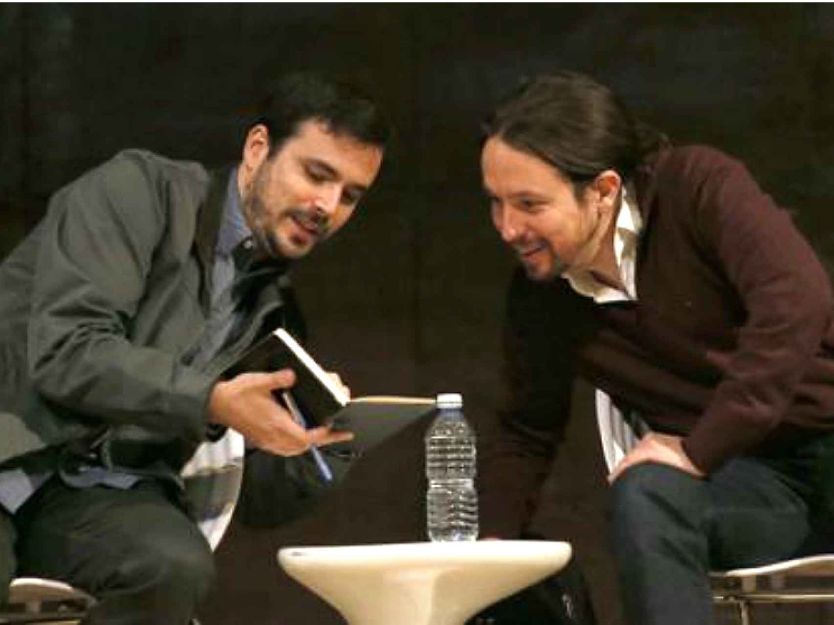 Alberto Garzón, coordinador de IU, y Pablo Iglesias, secretario general de Podemos.