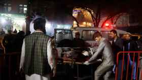 Miembros de los servicios de emergencia transportan a un herido tras el ataque en Kabul.