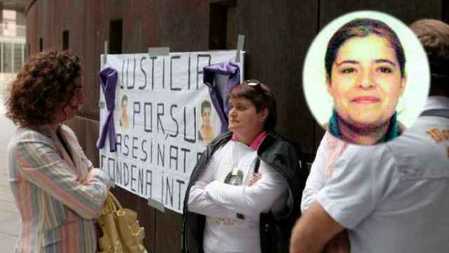 Loli Prieto, delante de la pancarta, protesta tras el asesinato de su hija Desirée, en un círculo.