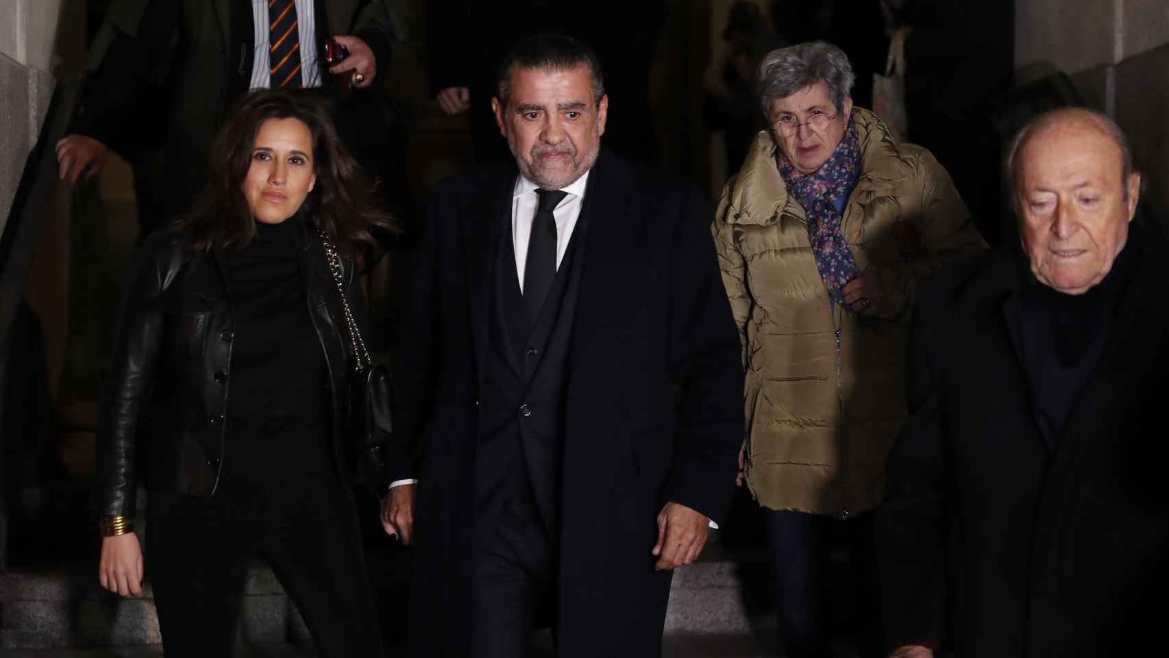 Jaime Martínez Bordiú junto a su mujer Marta en la misa funeral.