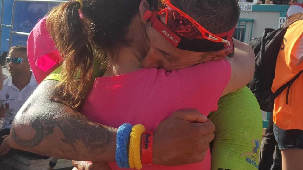 Juan Miguel se abraza con Sandra, su pareja.