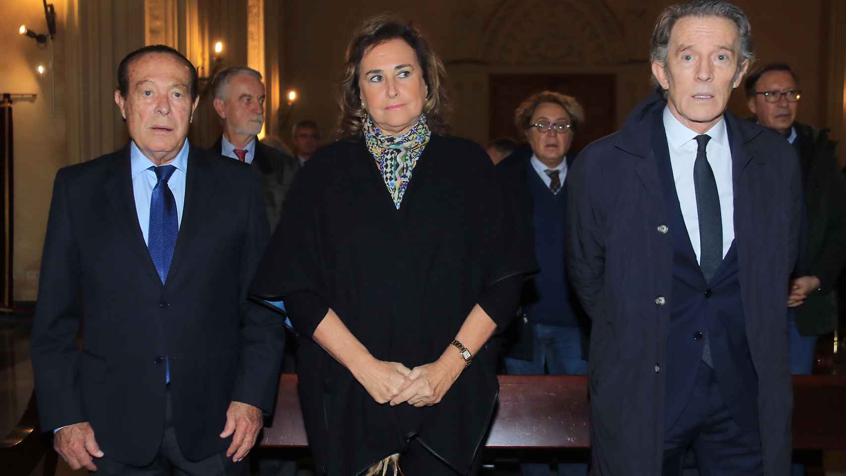 Curro Romero, Carmen Tello y Alfonso Díez en la misa en recuerdo al cuarto aniversario de la muerte de la duquesa de Alba.