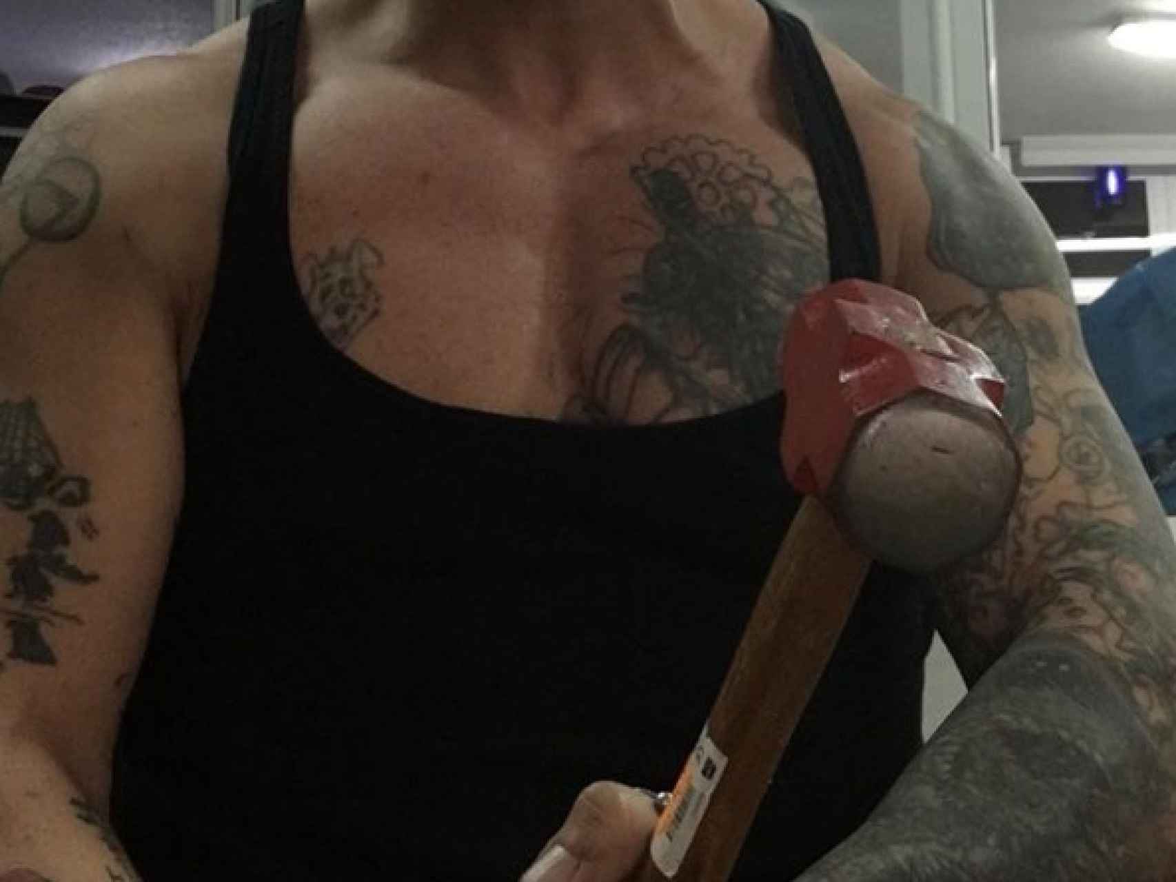 El presunto agresor con un martillo en una foto que ha subido a Instagram.