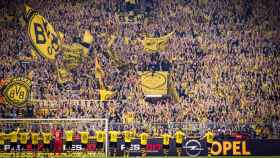 Los jugadores del Borussia Dortmund celebran una victoria con su afición. Foto: bundesliga.com
