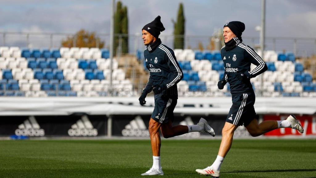 Varane y Kroos en el último entrenamiento