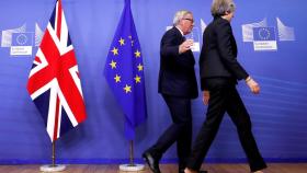 May se ha reunido este miércoles con Juncker en Bruselas