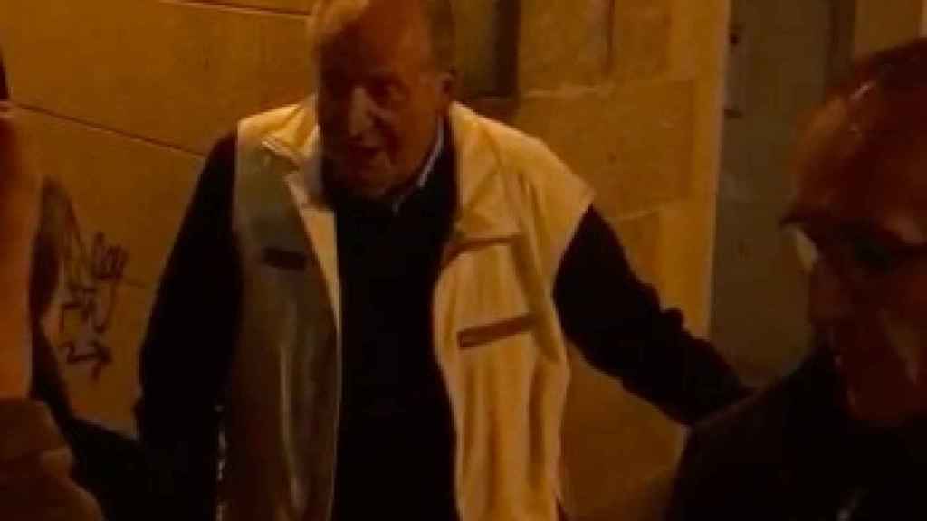 El rey emérito Juan Carlos tras salir el pasado viernes de una taberna del centro de Vigo