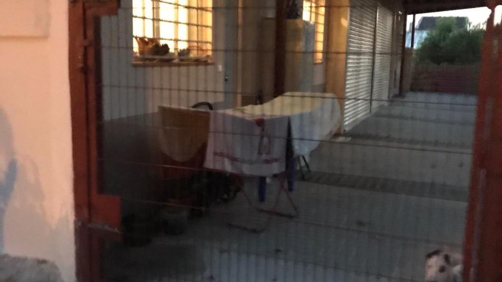 Local convertido en vivienda, con su tendedero afuera.
