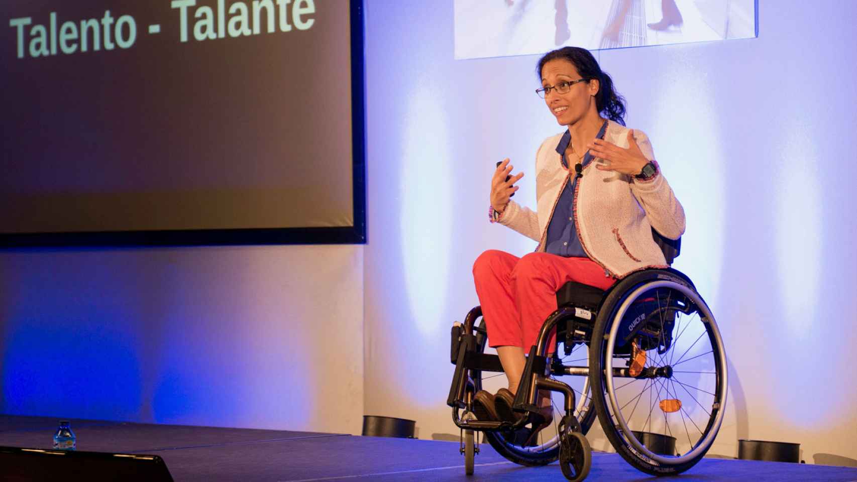 Teresa Perales, en una de sus charlas. Foto: www.brands-sports.com