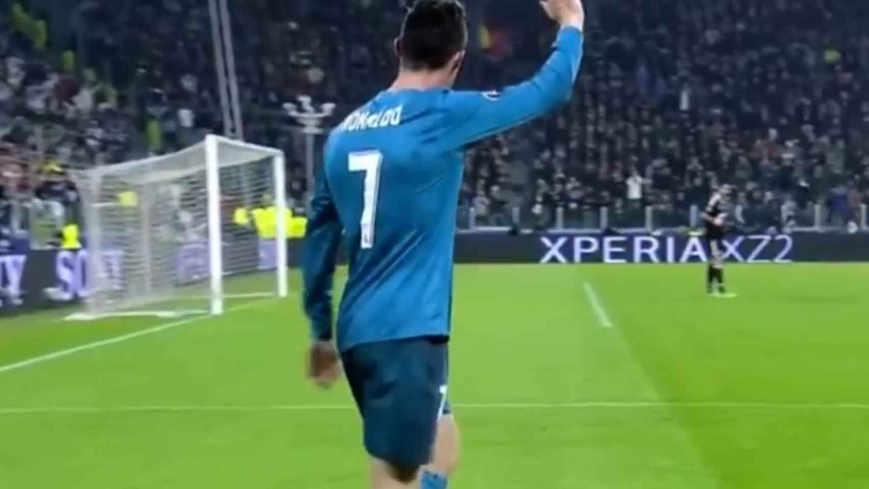 Cristiano Ronaldo hace un gesto con el brazo a Buffon después del gol de chilena