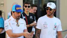Alonso, junto a Lewis Hamilton en la previa del GP de Abu Dabi.